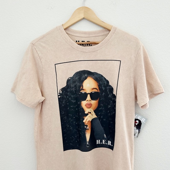 NEW H.E.R Portrait Graphic Tee - Picture 4 of 6